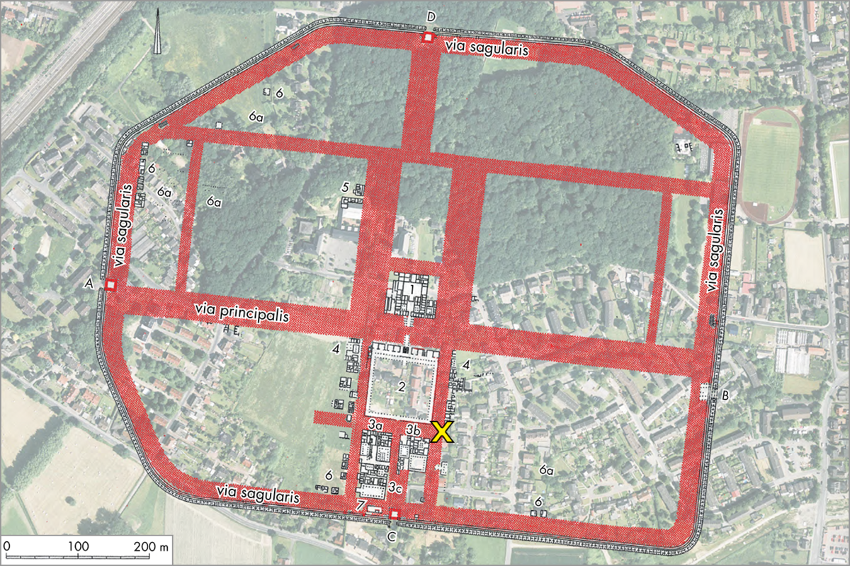 Plan des Militärlagers von Oberaden mit Markierung des Fundortes der Holzlatte (gelbes Kreuz).