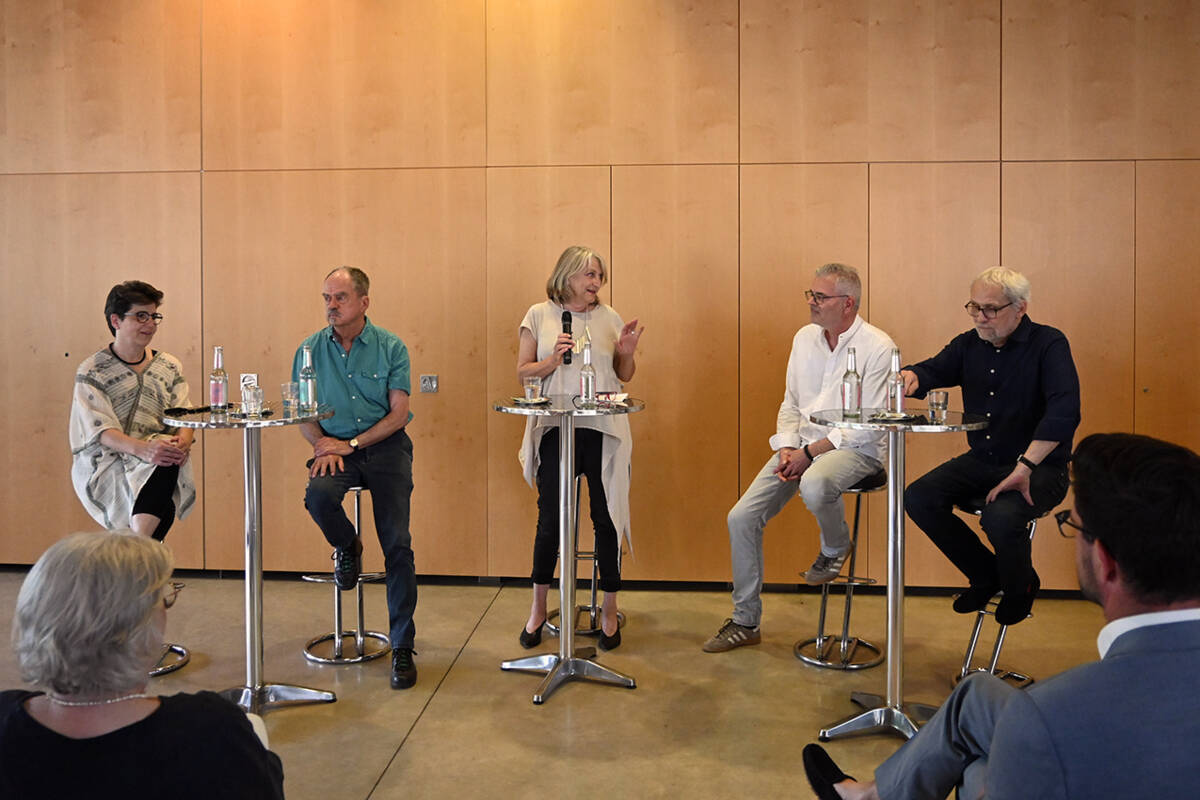 Karin Derstroff (Mitte) moderiert das anschließende Gespräch mit den Künstler:innen Karin Lenk Aguerrebere, Thomas Neumaier, Alexander John und Claus-Michael Hüssen (v.l.n.r.).