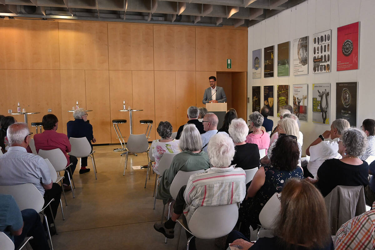 Bürgermeister Klaus Neumayr geht in seinem Grußwort näher auf den Ausstellungtitel ein.