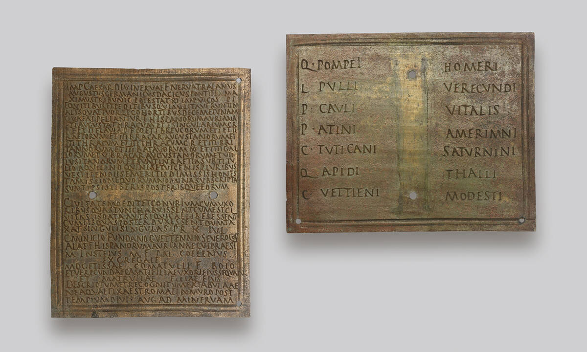 Vorder- und Rückseite des bronzenen Militärdiploms für den Reitersoldaten Mogetissa vom 30. Juni 107 n. Chr., gefunden in Biriciana/Weißenburg.