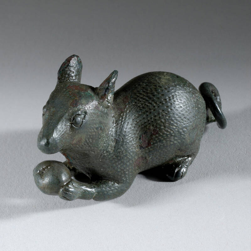 Römische Bronzefigur einer knabbernden Maus aus Oberstimm.