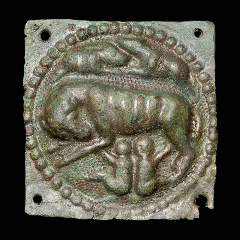 Römisches Gürtelblech aus Oberstimm mit der Lupa Romana und den Zwillingen Romulus und Remus in Perlkreis. Oben lassen sich zwei liegende Tiere erkennen, vielleicht ein Eber und ein Bär.