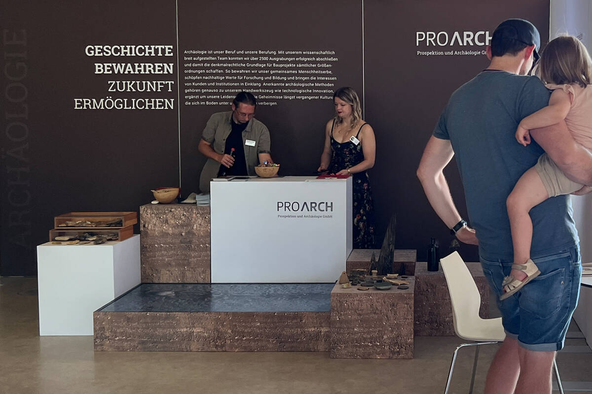Stand der Pro Arch Prospektion und Archäologie GmbH im Museumsfoyer.