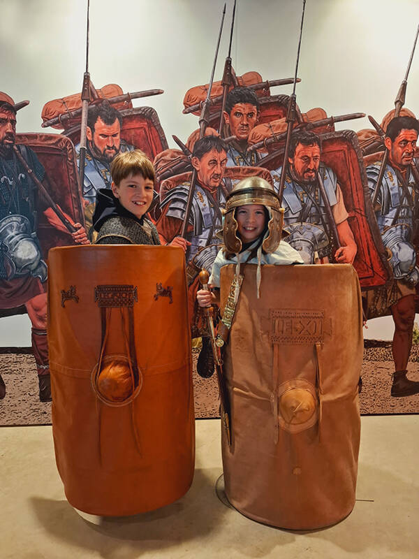 In voller Rüstung lassen sich die Strapazen römischer Legionäre nachvollziehen.